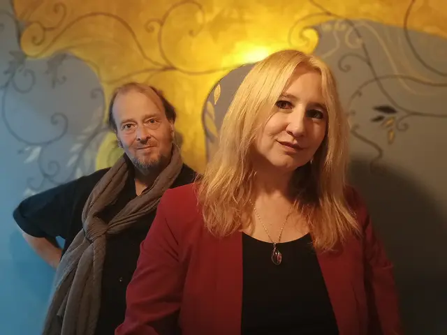 Renate Woltron und Manuel Girisch laden zu einem Abend voller Überraschungen. | Foto: Loser Kulturverein