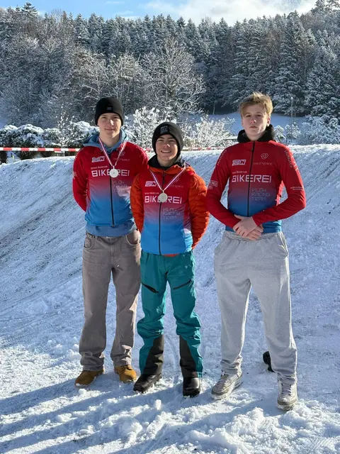 Das Abstrampeln hat sich ausgezahlt: Tobias Gröbl, Luca Schaschl und David Hackl.  | Foto: URC Bikerei