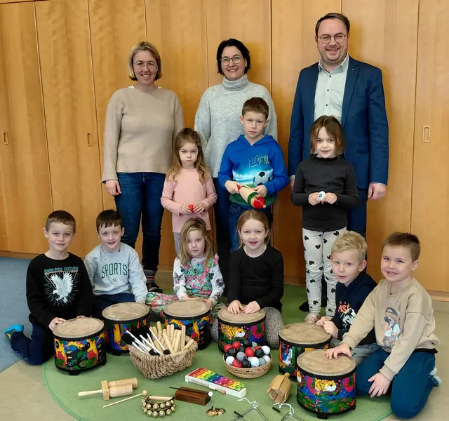 Kindergarten-Leiterin Beate Tischlinger (l.), Bürgermeisterin Martina Schlöglmann und Florian Propst, Filialleiter der Sparkasse OÖ in Andorf. | Foto: Gemeinde Sigharting