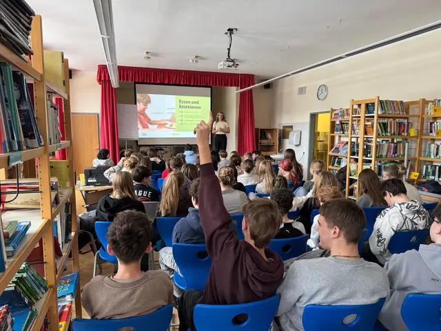 Maria Fanninger startete den Workshop mit einem Vortrag.  | Foto: Land schafft Leben
