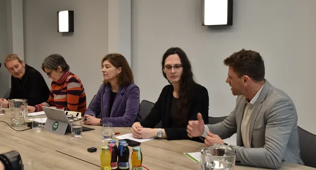 Grüne Politiker aus Bayern, Tirol und Südtirol legten am 6. Februar in Kufstein ihre Forderungen dar. Sie wollen eine Vollsperre der Bahnstrecke zwischen München und Rosenheim abwenden. Im Bild: Markus Büchler, Madeleine Rohrer, Elisabeth Götze, Victoria Broßart und Gebi Mair (v.l.).  | Foto: Barbara Fluckinger