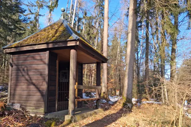 ...diese kleine Kapelle steht etwas erhöht an der Pilsbacher Landesstraße,
die man überqueren muss um danach die Höhenstraße entlang, bis zur Landwirtschaftsschule
und da befindet sich das Hamische Gatterl.