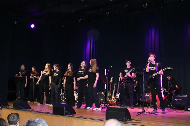 Zum Einstieg begeisterte die Klasse 6A unter anderem mit "Teenage Dirtbag". | Foto: Anika Paul