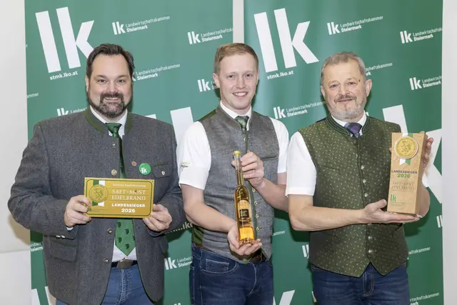 Die strahlenden Landessieger Thomas (Mitte) und Franz (rechts) Mitteregger mit Verkostungschef Georg Thünauer. | Foto: Foto Fischer