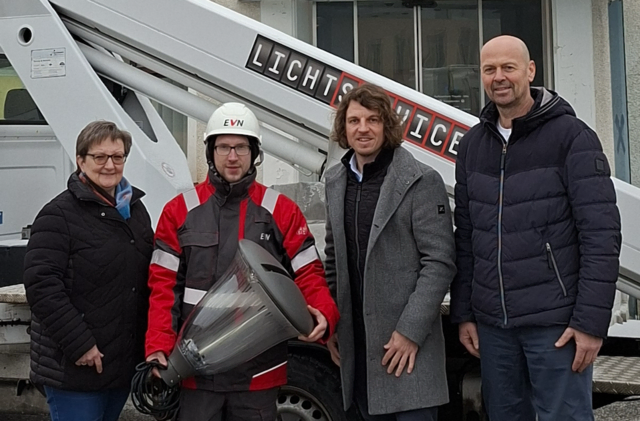 Vizebürgermeisterin Margit Auer, EVN-Lichttechniker Lukas Schöller, Marc Anderl und Bürgermeister Franz Fischer (v.l.) | Foto: EVN