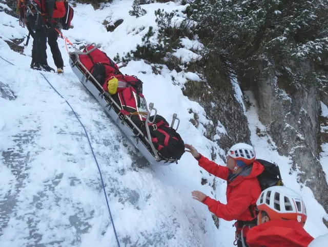 Teil der Übung waren die Bergung und der Abtransport einer verletzten Person aus den "Idefix-Asterix-Obelix"-Eisfällen. | Foto: BRD Bad Goisern