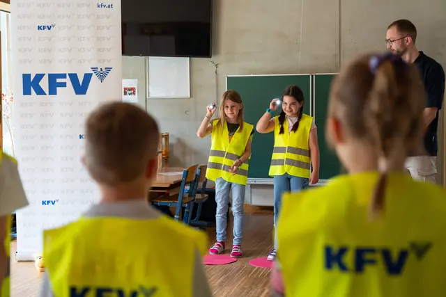 Glühwürmchen „Glitzi“ und Henne „Berta“ vermittelten den Kindern spielerisch, dass sie durch helle Kleidung und Reflektoren für Fahrzeuglenkende im Straßenverkehr besser sichtbar werden. | Foto: KFV/Michael Sabotha