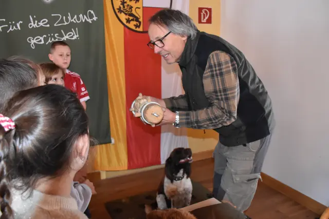 Welf Zimmermann erkälrte den Kindern was Hunde in der Jagd leisten. | Foto: MeinBezirk/Carmen Rienzner