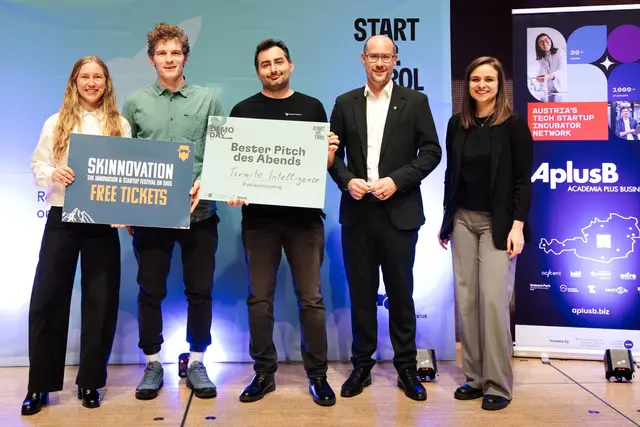 Bester Pitch des Abends von Termite Intelligence: Mario Gerber (Landesrat für Wirtschaft, Digitalisierung und Tourismus, 2. v.r.), Lisa Spöck (Geschäftsführerin von Startup.Tirol, r.), Lea Krebs (Consultant bei Startup.Tirol, l.) mit dem Gewinner des Publikumspreises, Mohammad Tabari (3.v.l.) und Sponsor Valentin Spörk (Skinnovation, 2.v.l.).  | Foto: Startup Tirol