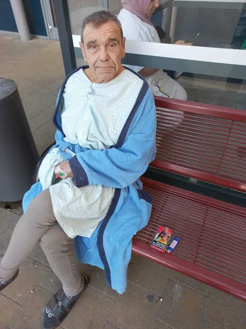 Ein letztes Foto auf einem Krankenhausbankerl. | Foto: privat