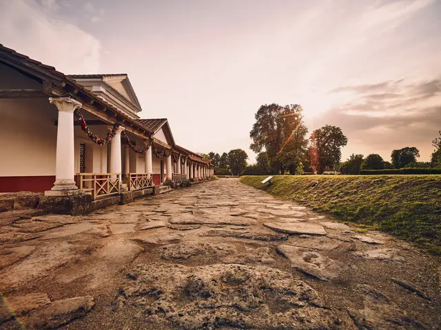 Historische Städte wie Carnuntum erinnern an die lange Geschichte des Bezirks, die bis in die Römerzeit zurückreicht.
 | Foto: Niederösterreich Werbung/Andreas Hofer
