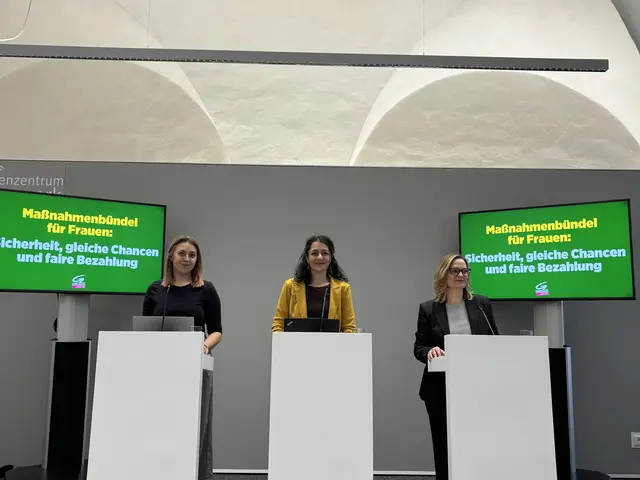 Die Grünen präsentierten am Freitag ein Maßnahmenpaket für Gewaltschutz und Gleichstellung: Anna Slama, Sandra Krautwaschl, Veronika Nitsche | Foto: MeinBezirk/Antonia Unterholzer