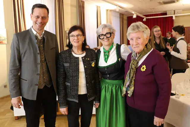 NAbg. Ernst Gödl und VP Frauen-Vorsitzende Anneliese Kolleger-Steger mit der Gründungs-Organisationsreferentin Sissi Grabner und der stellv. Gründungs-Ortsleiterin Helga Neuhold. 