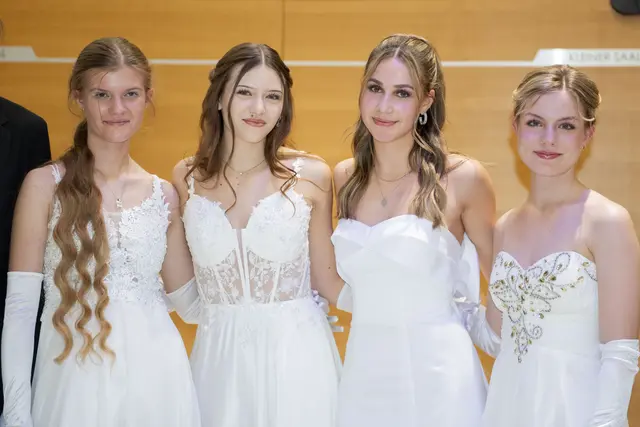 Gemeinsam auf der Zielgeraden: Die Maturantinnen und Maturanten feierten ihre letzte Runde stilvoll und voller Vorfreude auf das, was vor ihnen liegt. | Foto: Sophia Braun