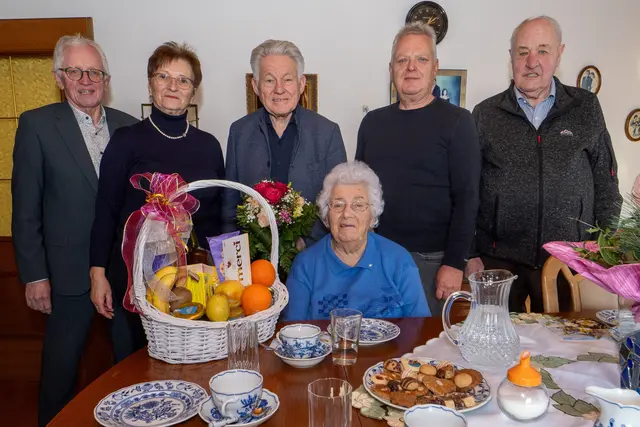 

Arnold Weixelbaumer, Elfriede Bauernfeind, Josef Pühringer, die Jubilarin und ihr Sohn sowie Sprengelbetreuer Josef Pilz (v. l.)


 | Foto: Seniorenbund