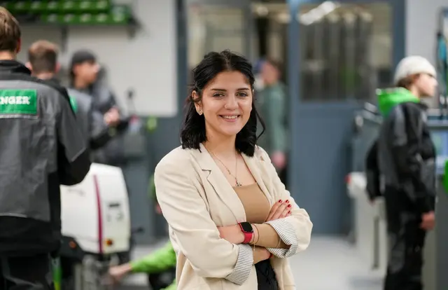 Elmina Nebic ließ sich von Rollenbildern und Klischees nicht unterbringen. Nach der Lehre zur Maschinenbautechnikerin/Metalltechnik ist sie im Marketingteam bei Springer fix angestellt. | Foto: Springer Maschinenfabrik
