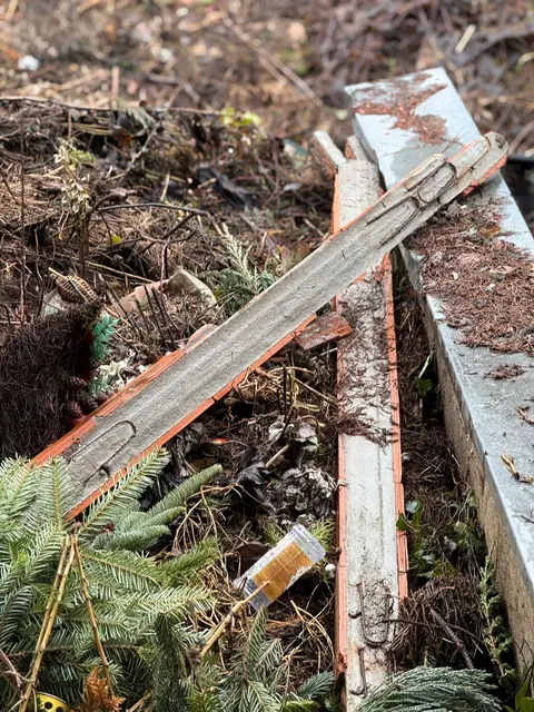 Mehr als frech: Am Friedhof in St. Nikolai im Sausal wurde inmitten von verrotbarem Grünschnitt ein Beton-Fensterstock entsorgt. | Foto: Pfarre