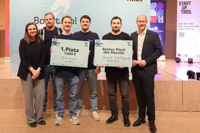 Lisa Spöck (Geschäftsführerin von Startup.Tirol) und Mario Gerber (Landesrat für Wirtschaft, Digitalisierung und Tourismus, r.) mit den Gewinnern des Abends. V.l.: Lucas Bolte, Timo Berkmann und Manuel Untergasser von Serwas gewannen den Jurypreis, Mohammad Tabari von Termite Intelligence gewann den Publikumspreis.  | Foto: Startup Tirol