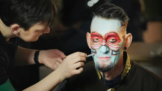 Julian Schletterer von den Bären und Exoten wird am Aufführungstag/Umzug Fasnacht Telfs geschminkt. | Foto: © ServusTV / Alpe Doc Media