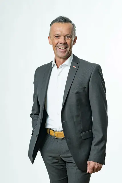 Bezirksstellenleiter Otmar Ladner gratuliert dem erfolgreichen Unternehmen.

 | Foto: WK Landeck