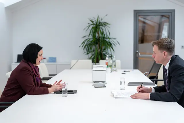 Sparkasse OÖ-Generaldirektorin Stefanie Christina Huber im Gespräch mit MeinBezirk OÖ-Chefredakteur Thomas Winkler: "Der Trend geht zu Kauf und Sanierung, das Interesse an Neubau ist noch verhaltener."  | Foto: MeinBezirk/Thomas Siegl