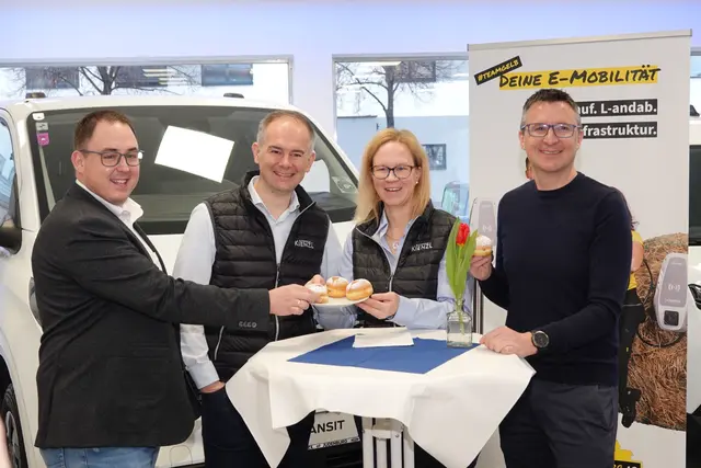 Nicht nur Vertreter der Stadtwerke Judenburg waren bei diesem besonderen Frühstück von Kerstin und Martin Kienzl (Mitte) gerne dabei. | Foto: MeinBezirk/Michael Blinzer