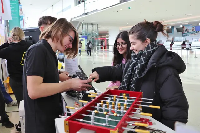Nico und Maksim erlernen bei Roto Frank Kalsdorf die Berufe Maschinenbau- und Prozesstechniker. Hier erklären sie Asya und Melek ihre Arbeit.  | Foto: Edith Ertl