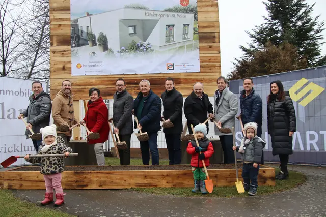 Klein und Groß versammelten sich zum symbolischen Spatenstich für den Kindergartenzubau, der im Herbst abgeschlossen sein soll. | Foto: Martin Wurglits