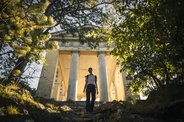 Zahlreiche Wander- und Radwege laden dazu ein, die Natur aktiv zu erleben. Gleichzeitig bieten Aussichtspunkte wie der Husarentempel einen wunderbaren Rundblick | Foto: Niederösterreich Werbung/Martin Fülöp