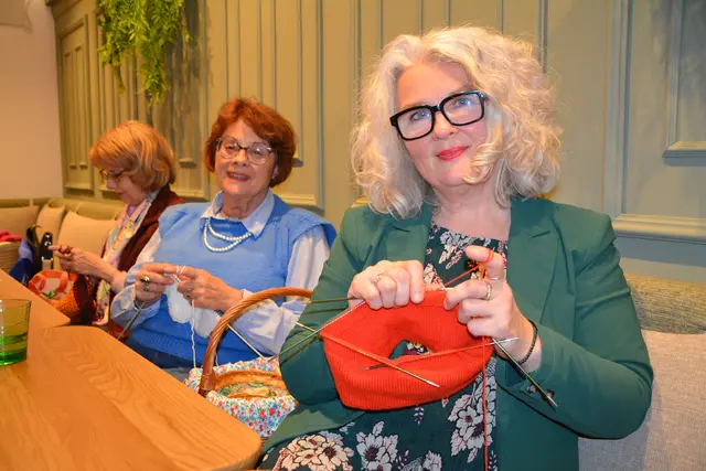 Initiatorin Ingeborg Steiger gründete die Strickrunde 2025, heute treffen sich bereits 16 Frauen regelmäßig zum gemeinsamen Kreativsein. Sie strickt an einer roten Mütze als Zeichen des Widerstandes. | Foto: Rosenberger Victoria
