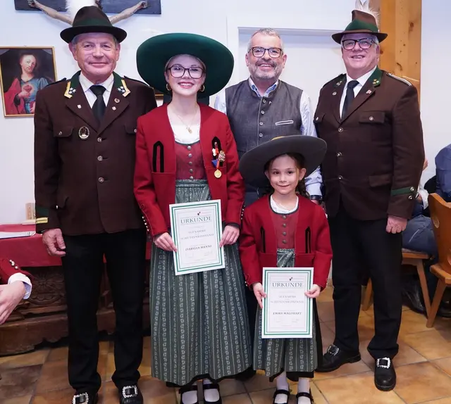 Die Jungmarketenderinnen Isabella Hanni und Emma Waldhart (Bild mit Jungschützenbetreuer Albert Maurer, Bgm. Sepp Walch und Hauptmann Ernst Markt) wurden feierlich in die Kompanie aufgenommen. | Foto: Manfred Weiß