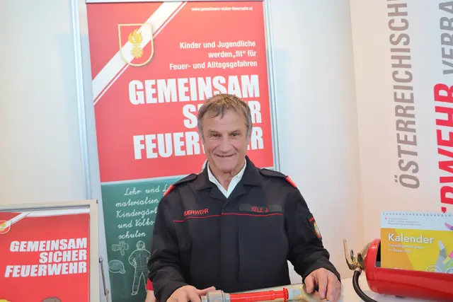Josef  Kelz machte bei der Messe auf ein Ehrenmat bei der Feuerwehr aufmerksam | Foto: Edith Ertl