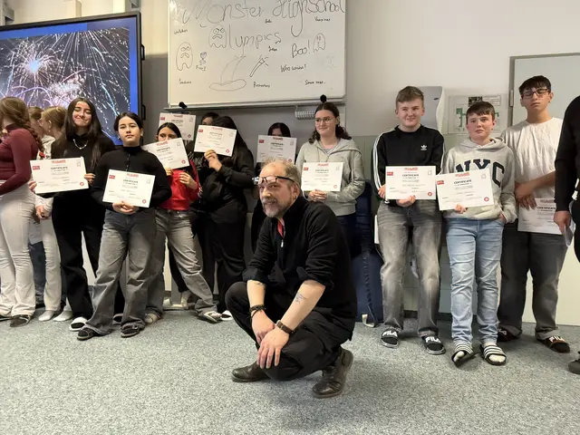 Im Rahmen der Winterschool arbeiteten die Schüler*innen intensiv mit dem Native Speaker Ben zusammen. | Foto: Mittelschule Anton Auer