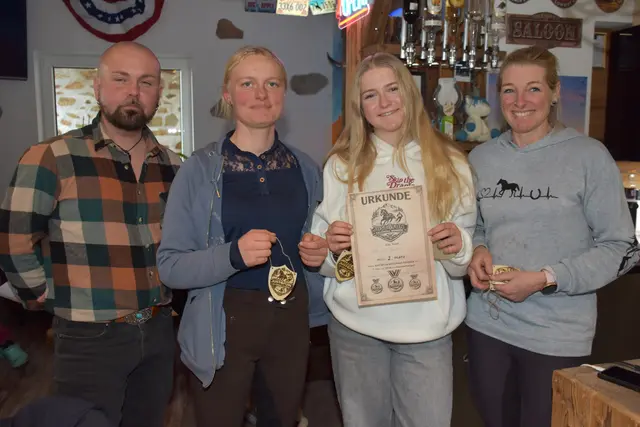 Platz 2 und 3 ging an die Gastgeber: Steinkelnergut Pabneukirchen. 1. Steinkellnergut Ski-Jöring. | Foto: Zinterhof