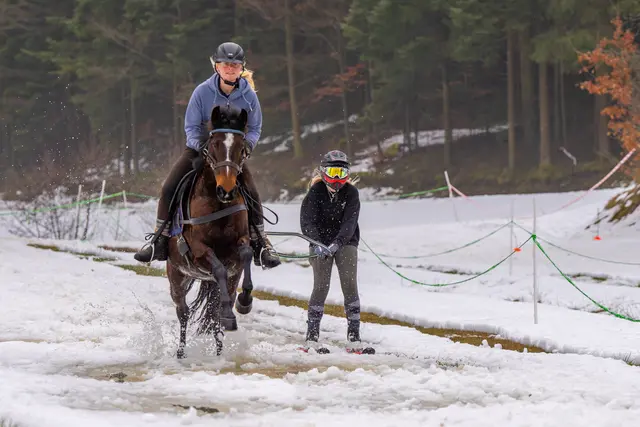 Ski-Fahrerin Amelie Schenker und Reiterin Michaela Obendorfer, Pferd Octavia vom Veranstalter Steinkellnergut.  | Foto: Herbert Rckenschaub