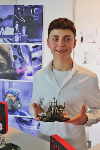 Mit dem Rheometer, den Leon zeigt, wird die Zähigkeit von Flüssigkeiten gemessen - gebaut von Mitarbeitern der Anton Paar | Foto: Edith Ertl