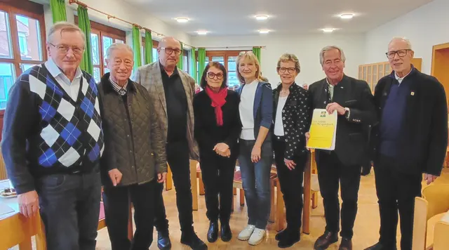 Diakon und Obmann-Stellvertreter Josef Wetterig und Heinrich Esterl, Obmann Karl Kollitsch, Obmann-Stellvertreterin Maria Wedenigg, Schriftführerin Sophie Glantschnig, Kassiererin Maria Lienhart, Bezirksobmann Anton Polessnig und Altobmann Georg Wedenigg (von links) | Foto: Privat