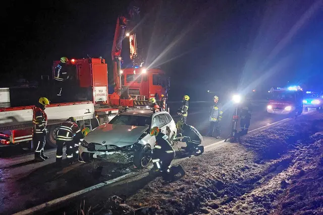 Der PKW wurde im Frontbereich schwer beschädigt. | Foto: FF Waidhofen/Thaya