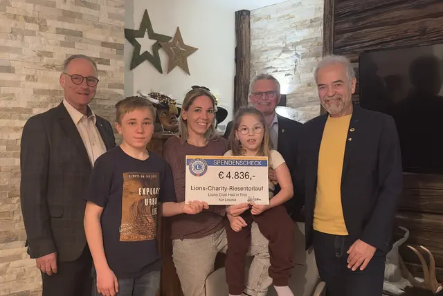 Hans-Herbert Kaufmann (Lions-Club Hall in Tirol), Noah (Bruder), Verena (Mutter), Louisa, Georg Schiestl (Lions-Club Hall in Tirol) sowie Dr. Reiner Erler (Lions-Club Hall in Tirol).
 | Foto: Lions-Club Hall in Tirol