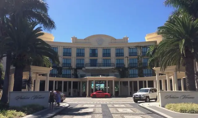 Das legendäre Palace Versace an der Gold Coast ganz im Osten Australiens in dem die Begleiterinnen und Begleiter der Dschungelcamp-Begleiter residieren. | Foto: Privat