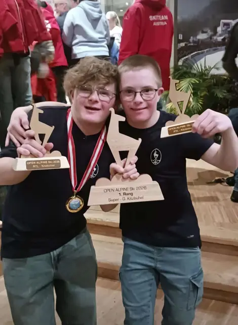 Lukas Moser (links) und Bruder Thomas bei der Siegerehrung im Red Bull Zielhaus | Foto: Privat