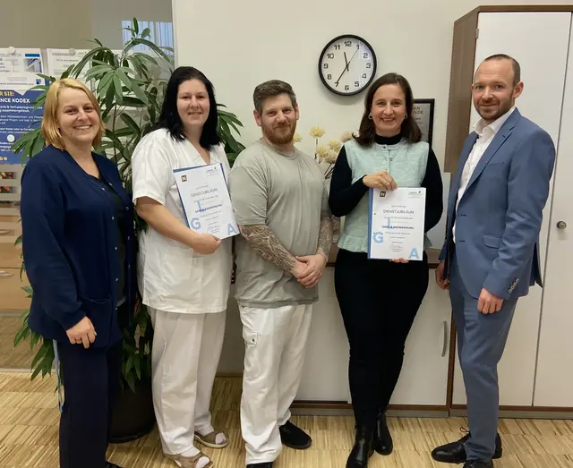 Pflegedirektorin Dominique Peck, Pflegeassistentin Edina Cavalic, Betriebsrat Marc Ostermann, stv. kaufmännische Direktorin Sandra Demuth, kaufmännischer Direktor Reinhard Drescher | Foto: PBZ Hainburg