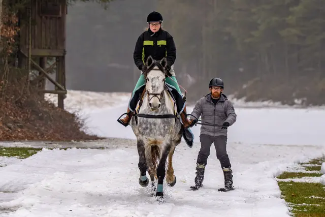 Ski-Fahrer Markus Kern aus Melk, und Reiterin Nina Marcharth aus Obergrafendorf, siegten mit ihrem Pferd Paul beim 1. Steinkellnergut Ski-Jöring. | Foto: Herbert Rockenscchaub. 