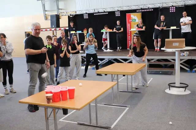 Auf so eine Idee muss man erst einmal kommen. In Runde 2 mussten die Tischtennis-Bälle von Tisch 1 zu Tisch 2 in Wasserbecher geworfen werden. | Foto: Edith Ertl