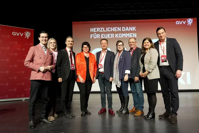 Mario Abl (Mitte) wurde einstimmig als Landesvorsitzender des GemeindevertreterInnenverbandes (GVV) Steiermark wiedergewählt. | Foto: Patrick Neves