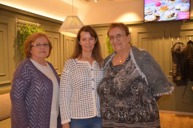 Beim monatlichen Stricktreff in Oberpullendorf entstehen in gemütlicher Runde Schals, Socken und schöne Westen und viele weitere Handarbeiten – Austausch und gute Stimmung inklusive. | Foto: Rosenberger Victoria