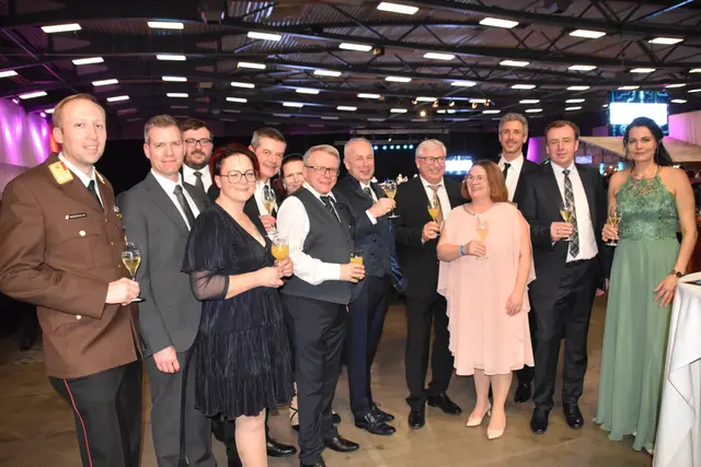 Gemütliche Runde an der Sektbar | Foto: MeinBezirk/Michael Strini