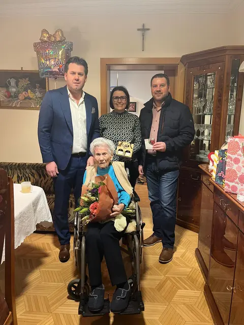 101. Geburtstag in Schandorf:  Bürgermeister Bernhard Herics, Vizebürgermeister Werner Gabriel und Gemeinderätin Bibiane Varga-Schlögl gratulierten Agnes Subosits | Foto: Gemeinde Schandorf