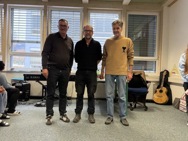Direktor Andreas Schmid (li.) lobte die Schüler*innen für ihren großartigen Einsatz und bedankte sich bei allen Beteiligten für die erfolgreiche Umsetzung der Winterschool. | Foto: Mittelschule Anton Auer