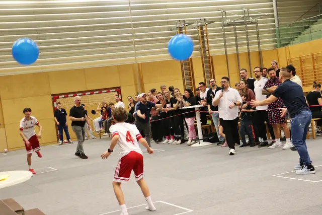 Ganz sportlich war die letzte Runde. Im Staffel-Bewerb mussten ein großer und kleiner Ball, ein Hula-Hoop-Reifen, Stift und Frisbee-Scheibe geworfen werden. Ging ein Wurfgerät zu Boden, hieß es: zurück an den Start.  | Foto: Edith Ertl